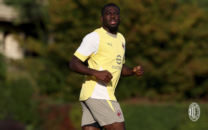 九游娱乐-AC米兰训练开放日，窗口期外线爆发引欢呼，意甲在即，心理建设被强调(夹马口引黄管理局)