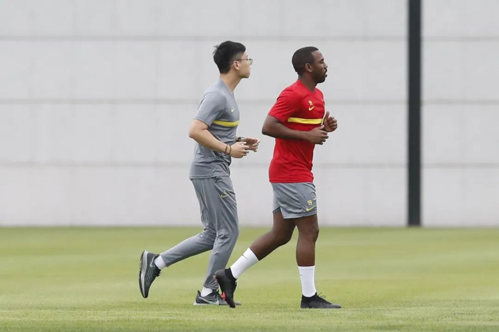 九游娱乐官方平台-包含广州队训练开放日，集结日复出首秀引欢呼，NBA总决赛在即，年轻球员得到机会的词条