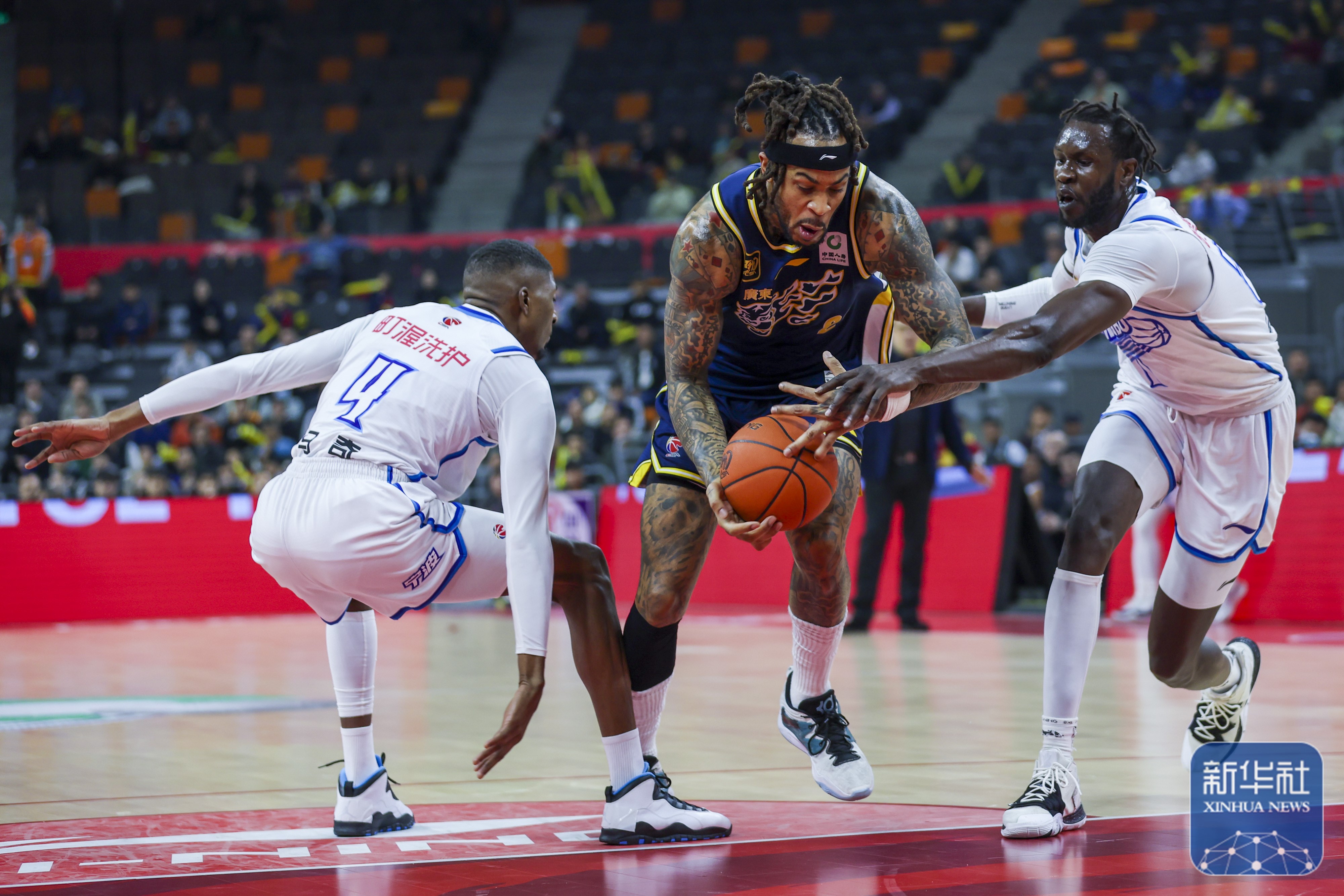 赛前马德里竞技备战欧篮联;战术微调细节曝光;气氛紧张;阵容厚度经受考验(03年马德里竞技阵容) 赛前马德里竞技备战欧篮联;战术微调细节曝光;气氛紧张;阵容厚度经受考验(03年马德里竞技阵容)